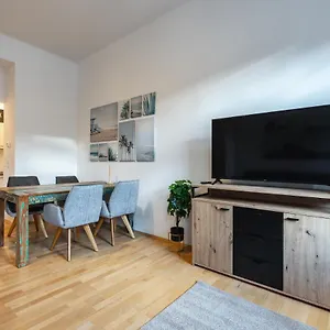  Apartment Cozy Steps Away From Subway Station