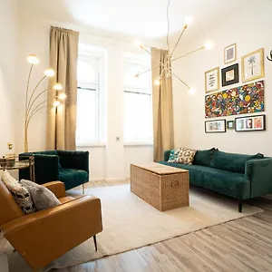  Apartment 2-room On The First Floor With Designer Renovation. Exit To The Courtyard. 15 Minutes To Schloss Schoenbrunn