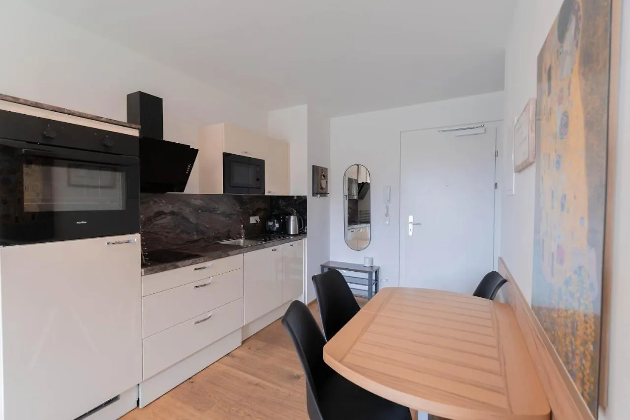 Modern Apartment With Private Balcony Near City Center Wenen Oostenrijk